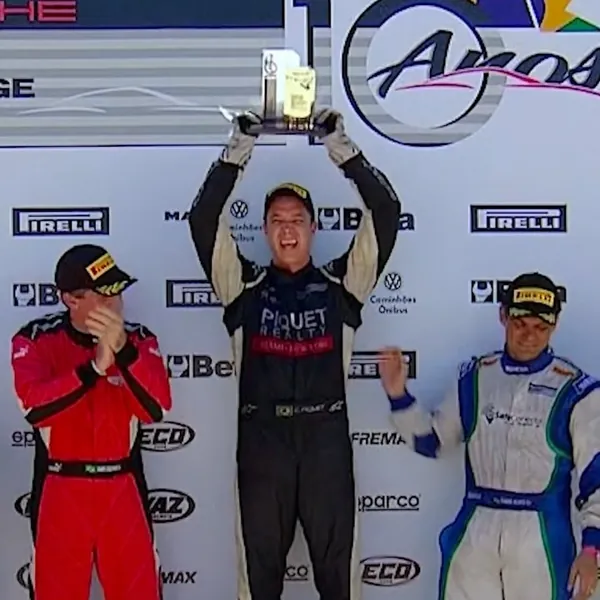 Cristiano Piquet no alto do pódio, erguendo o troféu